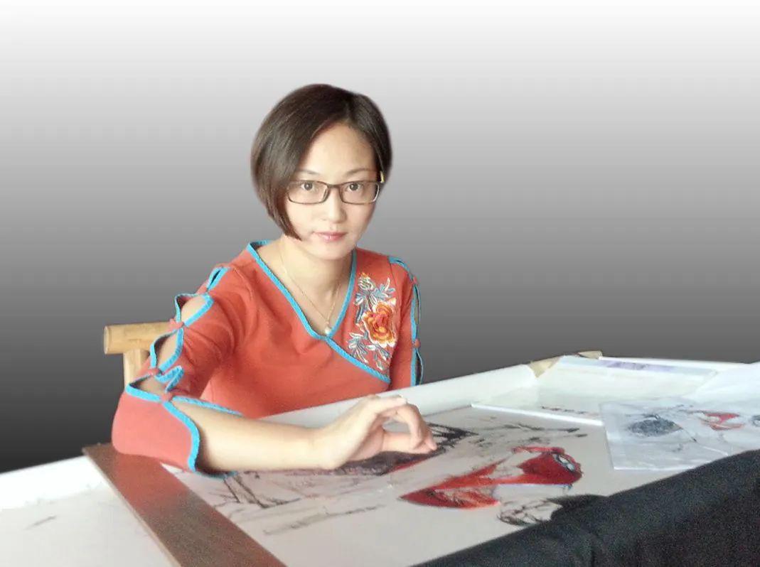 市工艺美术行业协会会员,江苏省工艺美术行业协会刺绣专业委员会委员