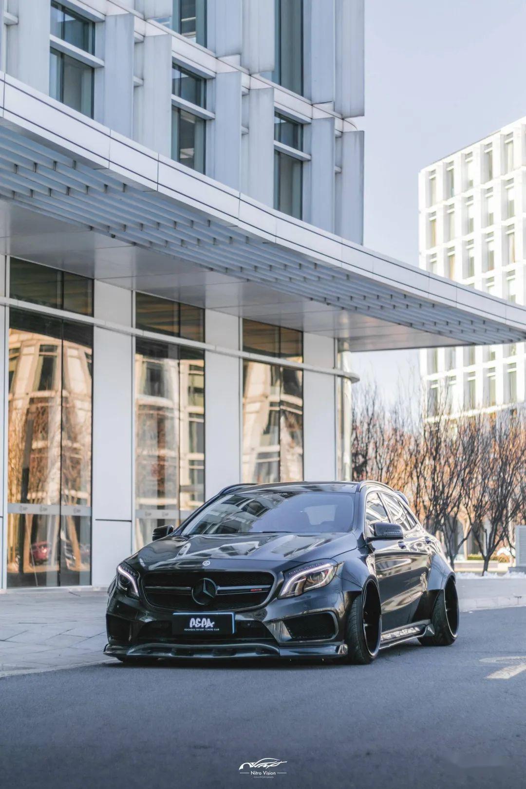 独一无二的黑武士奔驰 gla,光看车头你们错认成 a 级了吗?