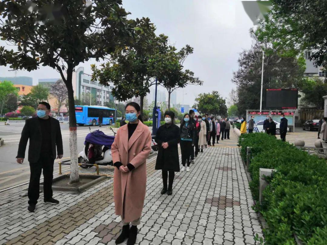 南阳市第十九中学宛城区副区长张明团视导开学前防疫演练工作