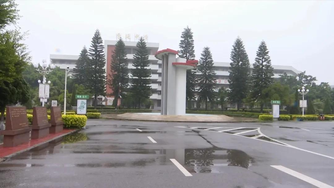 季延中学校长 施金象:统一用餐地点都在大食堂,有统一的用餐座位单人