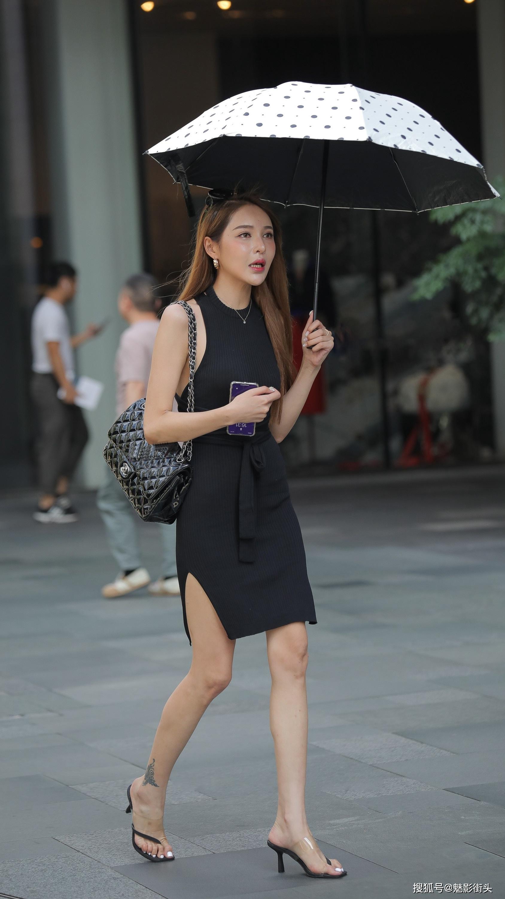 黑色针织连衣裙搭配高跟凉拖鞋修身显腿长展现清雅灵秀气质