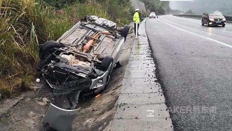 黔東南高速上發生一起車禍車子側翻四腳朝天現場一片狼藉