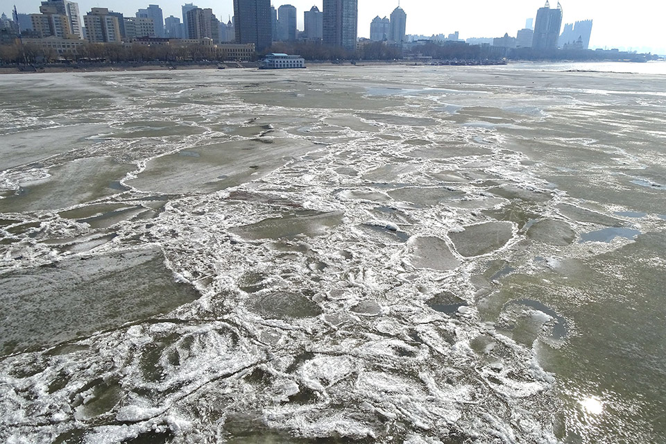 哈尔滨松花江陆续开江冰排场面蔚为壮观