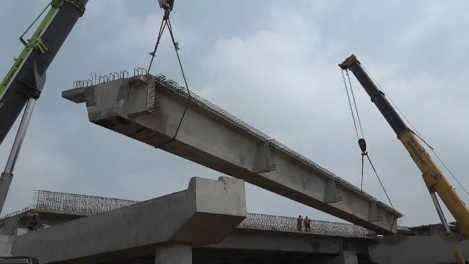 梁等一系列工序,施工人员成功将长30米,120吨重的预制桥梁板缓缓平移