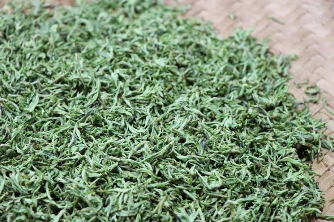茶凝聚的都是黄龙岘茶人的匠心,用最原生态的方式,凝固住茶叶的香醇