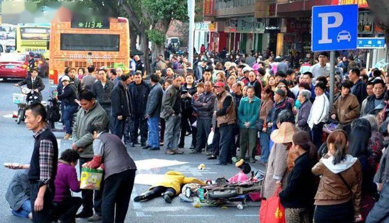 重要的事说三遍:撞向了骑电动车在围观车祸现场的女子.