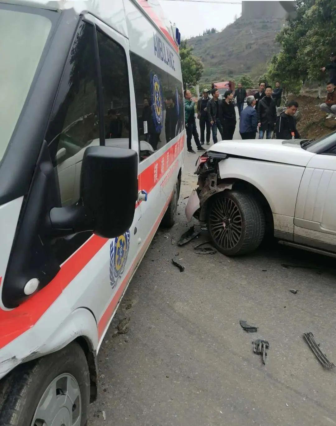 镇雄母享120急救车撞上路虎