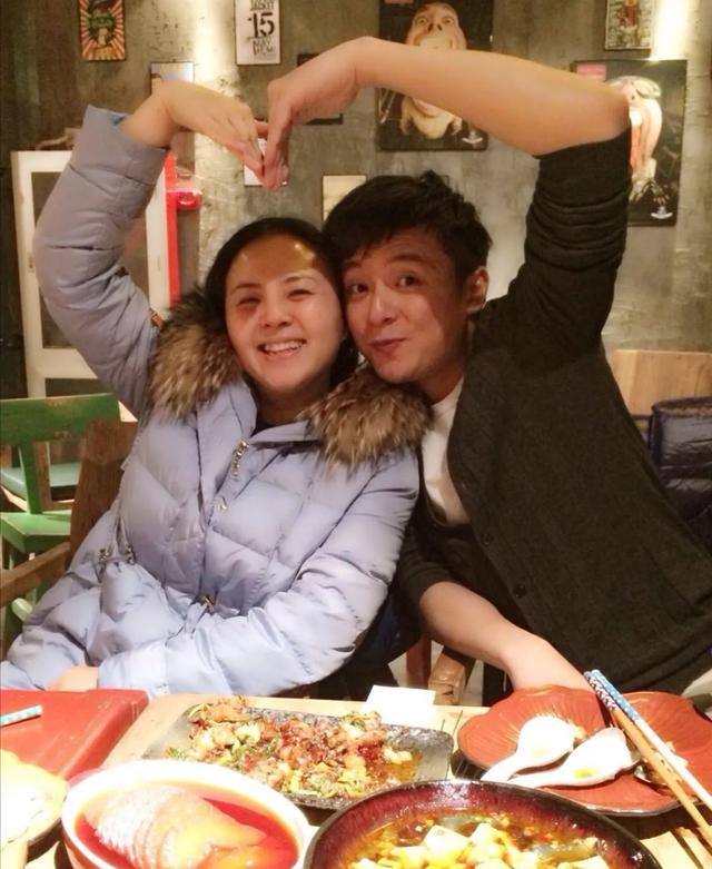 如今朱贝贝与弟弟朱雨辰都迈入了四十岁的大关,彼此有了事业和知心