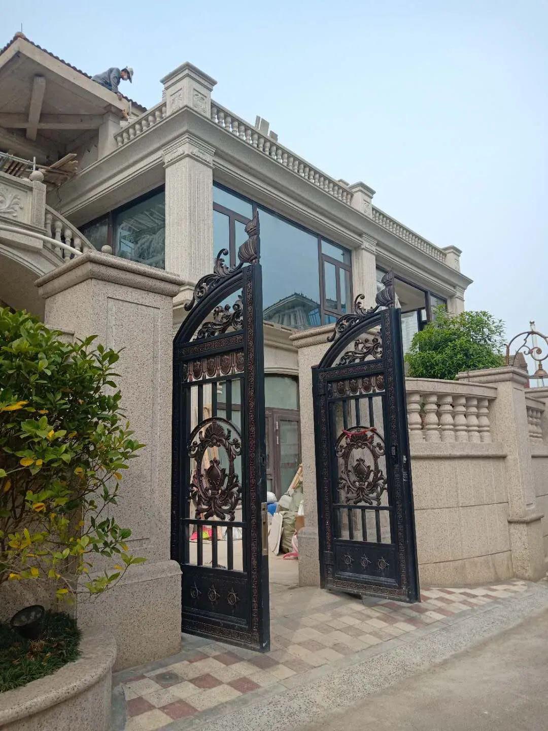 增设了围墙和大门的别墅增设了威武雄壮的门头增设围栏和大门头的别墅