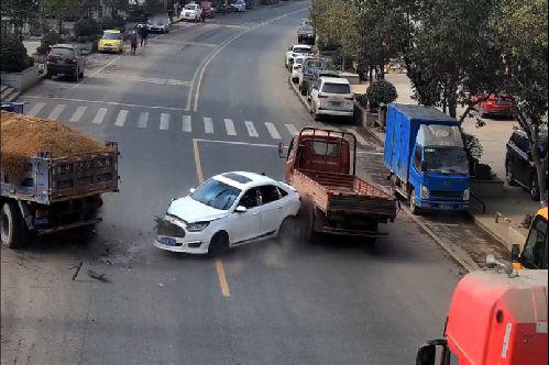 碰撞瞬间我们再看另一段视频事故回放这是2019年在昌宁高速上发生的