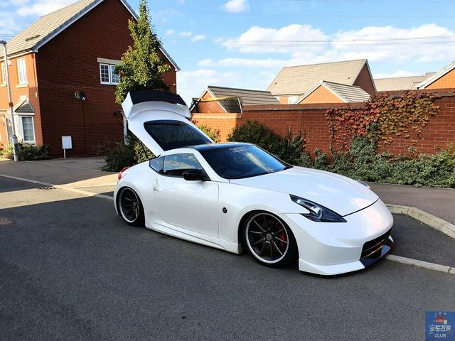 打造极致美感的亮白色日产370zgt真正的汽车艺术品