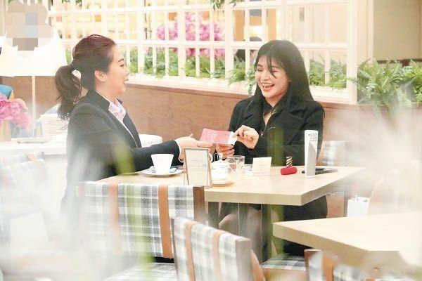 所以约师傅张芯熏出来聊聊天解解惑,指点下财运,对于聊天内容,陈伟琪