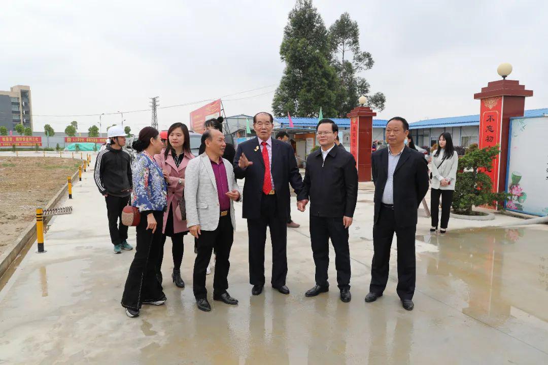 杰出乡贤许应裘先生回乡考察坚真文体中心建设曾永祥参加考察