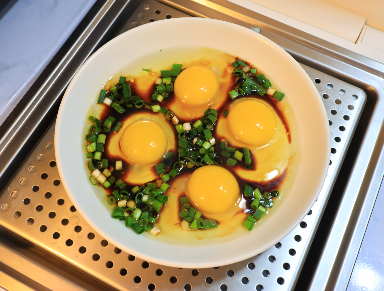 早餐别总吃煮鸡蛋试试这道香葱卧蛋蒸8分钟就好鲜嫩有营养