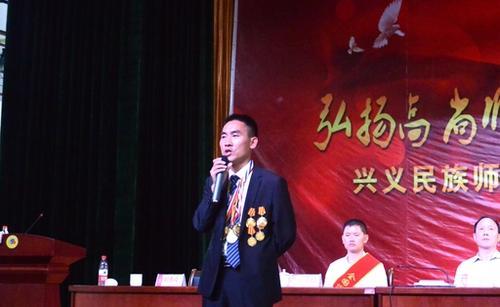 获奖理由:刘秀祥被当地人称为"贵州第一孝子",学生时代他以"千里背母