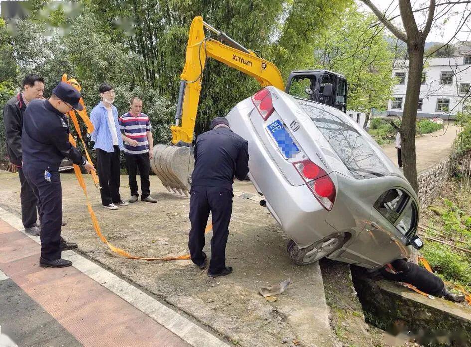 事发105国道,龙南一女司机车辆侧翻.