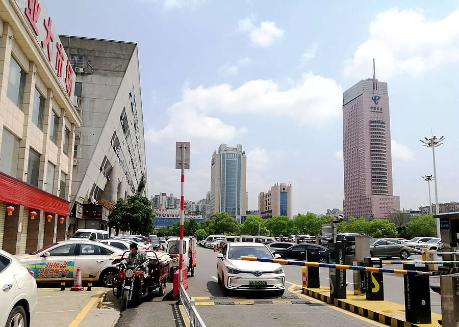 在长沙市锦泰广场边上经营了22年的老店:铭威家厨土菜馆