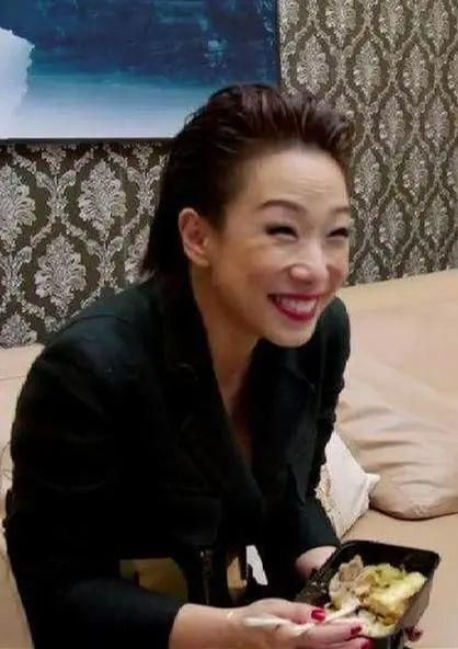 林忆莲好久没现身浓妆下难掩年龄抬头纹更是明显啊