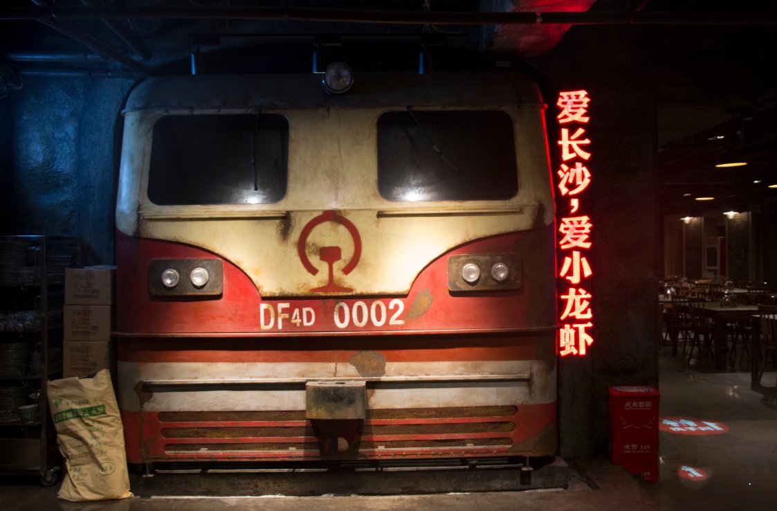 一只超大号的小龙虾模型趴在店门的正上方,可爱新鲜且显眼,这就是虾