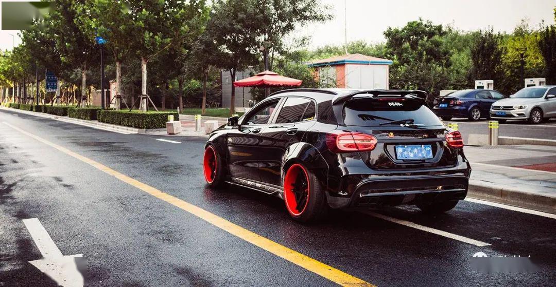 独一无二的黑武士奔驰 gla,光看车头你们错认成 a 级了吗?