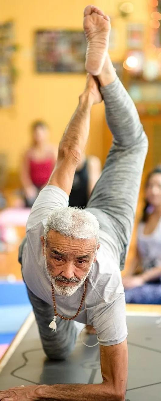 世界瑜伽大师 sri dharma mittra:持续的坚持就是成功的钥匙