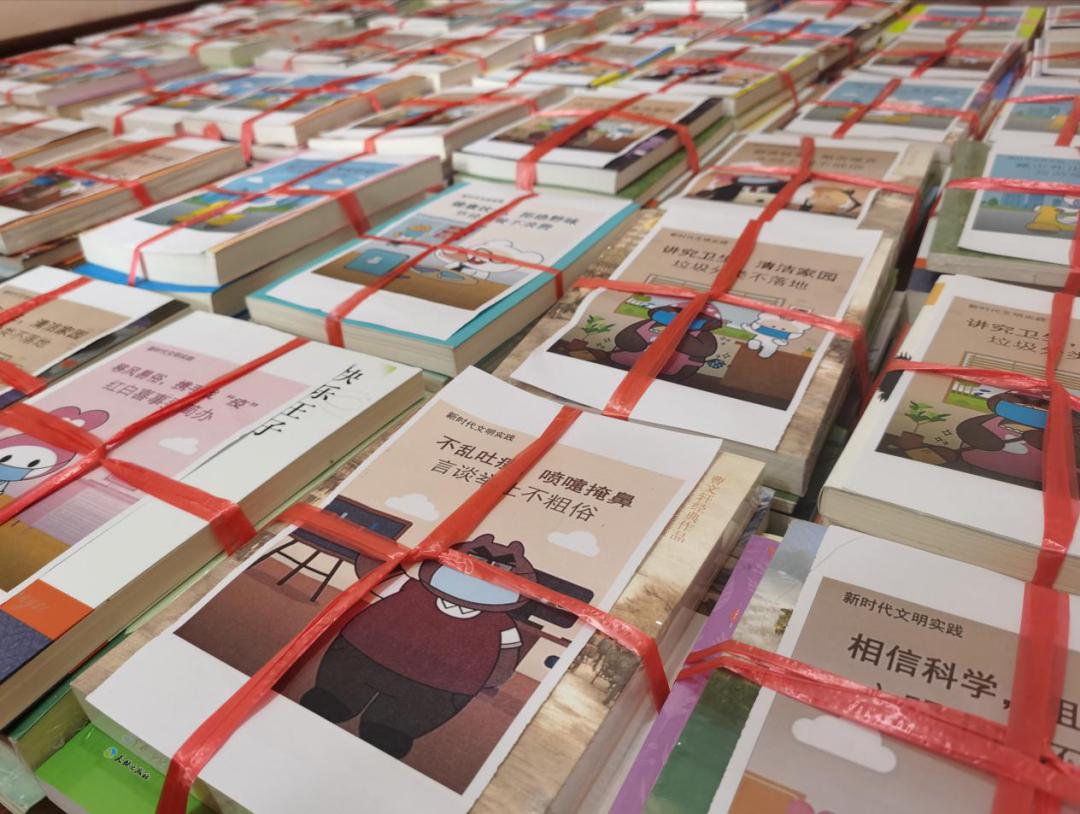 店小二化身快递员爱心书籍送上门