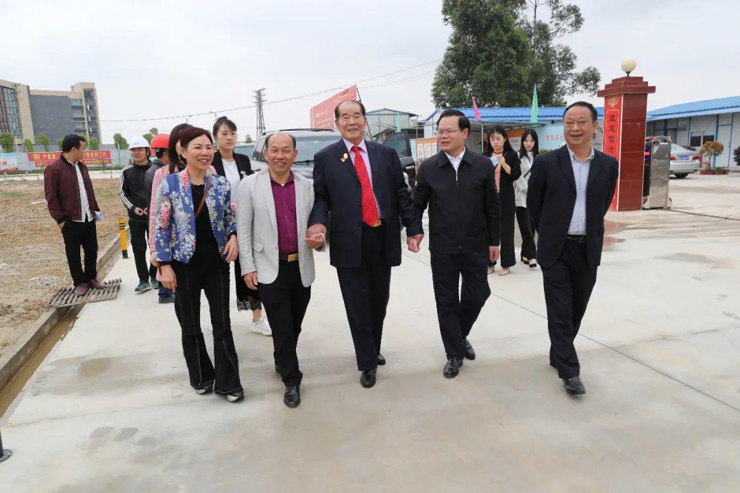 杰出乡贤许应裘先生回乡考察坚真文体中心建设曾永祥参加考察