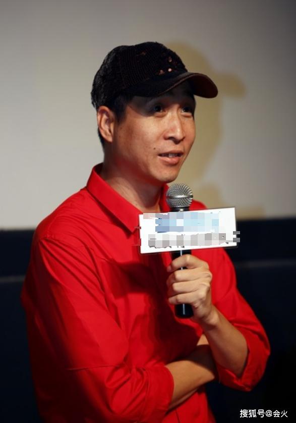 51岁知名导演跨行当网红,直播带货,却遭买家吐槽衣服不如抹布?