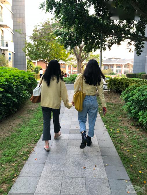 在软件园路上偶遇两个妹子走上前一看真是让人羡慕啊