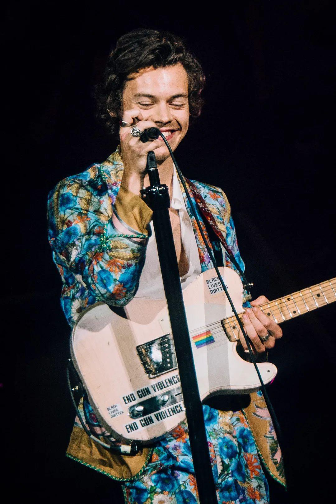 哈卷穿蕾丝和透视的性感男人