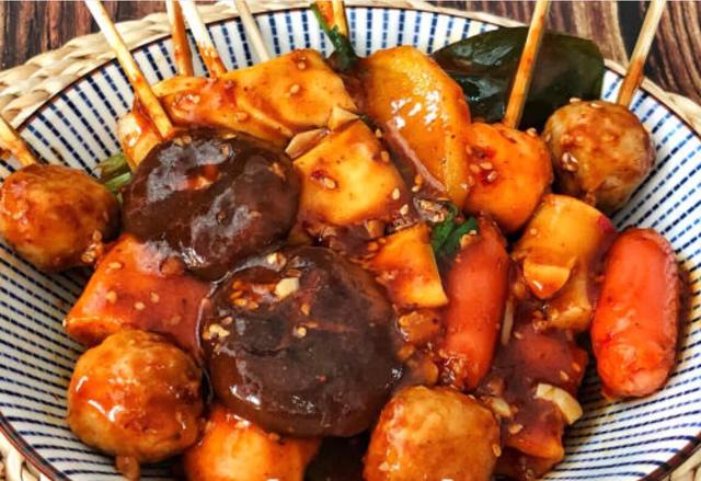 秘制酱料的水煮串串香辣美味宵夜必备