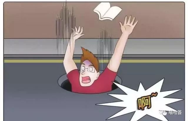 原创搞笑漫画:小伙子掉进地洞后,他竟卡一半的身体在里面出不来