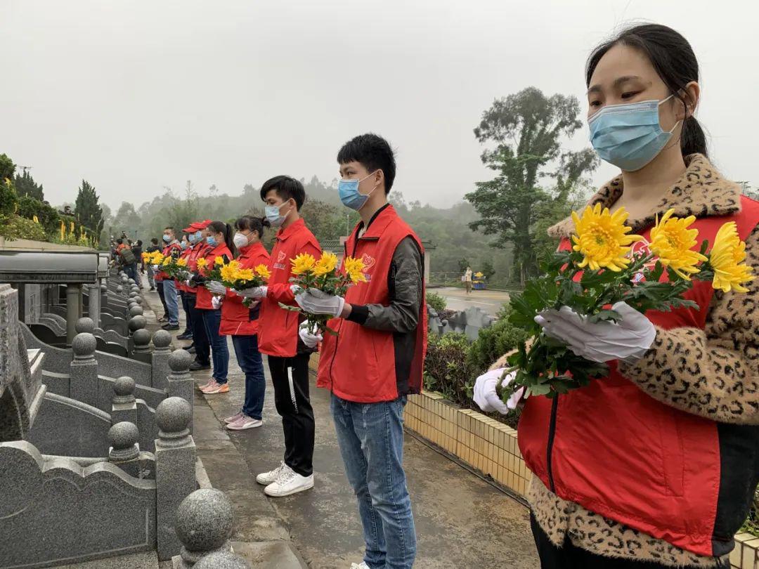 我很想您……"在长青墓园寄语墙上一个树叶型的纸条中,一个孩子向爷爷