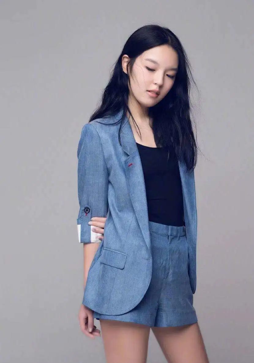 李咏17岁女儿晒自拍,穿灰色吊带衫,长发飘飘清纯可人