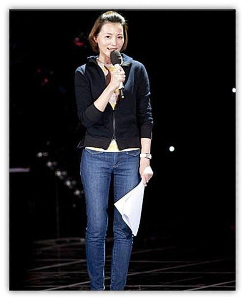 原创董卿不和岁月较真随性打扮也是气质满分脸上的皱纹再多也美