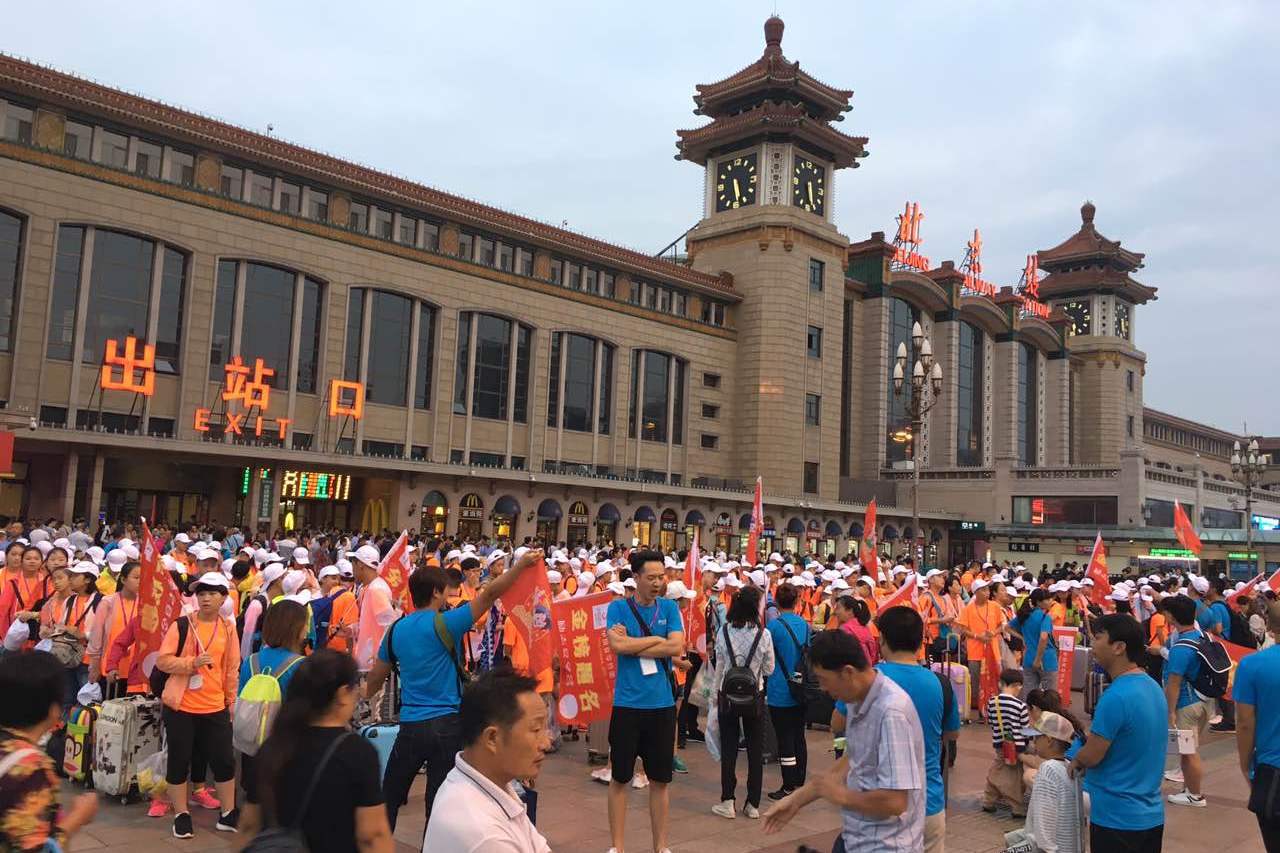 金榜题名研学夏令营北京火车站接站现场火爆