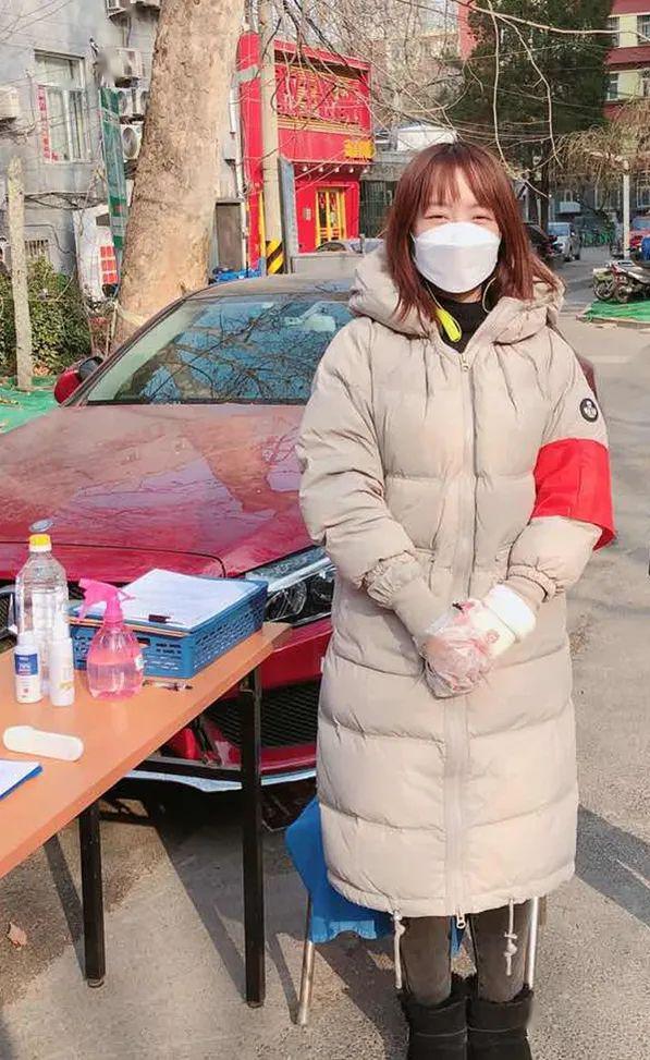 焦晨卉值守在小区路边焦晨卉值守的胡家园社区条件比较艰苦,小区没