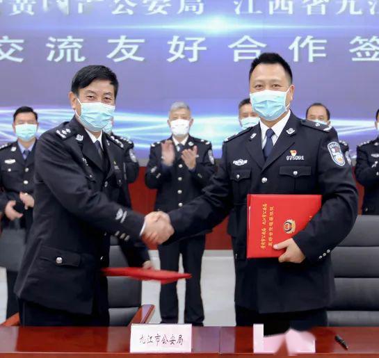 3月31日,九江市副市长,公安局长张荣先率警务交流团成员赴黄冈,与黄冈