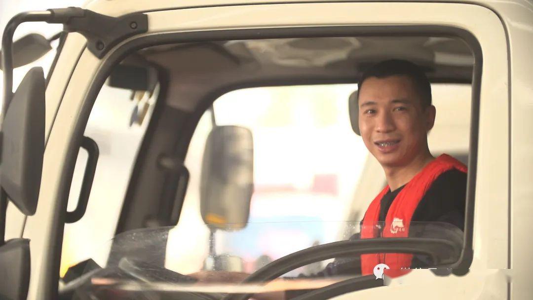 社区网格员丁齐:日行两万步,日均登门排查近百户