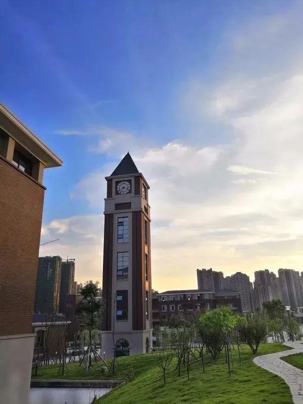 *内江六中高新校区实景图前段时间,邦泰内江公司斥资4.