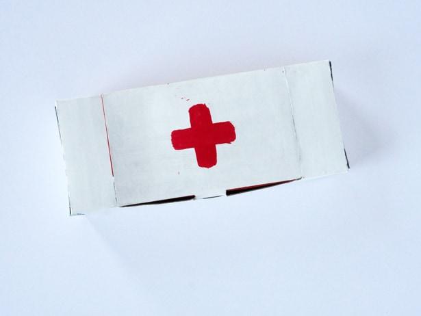 绷带盒:将奶酪盒涂成白色,晾干.在盒子顶部画一个红十字.