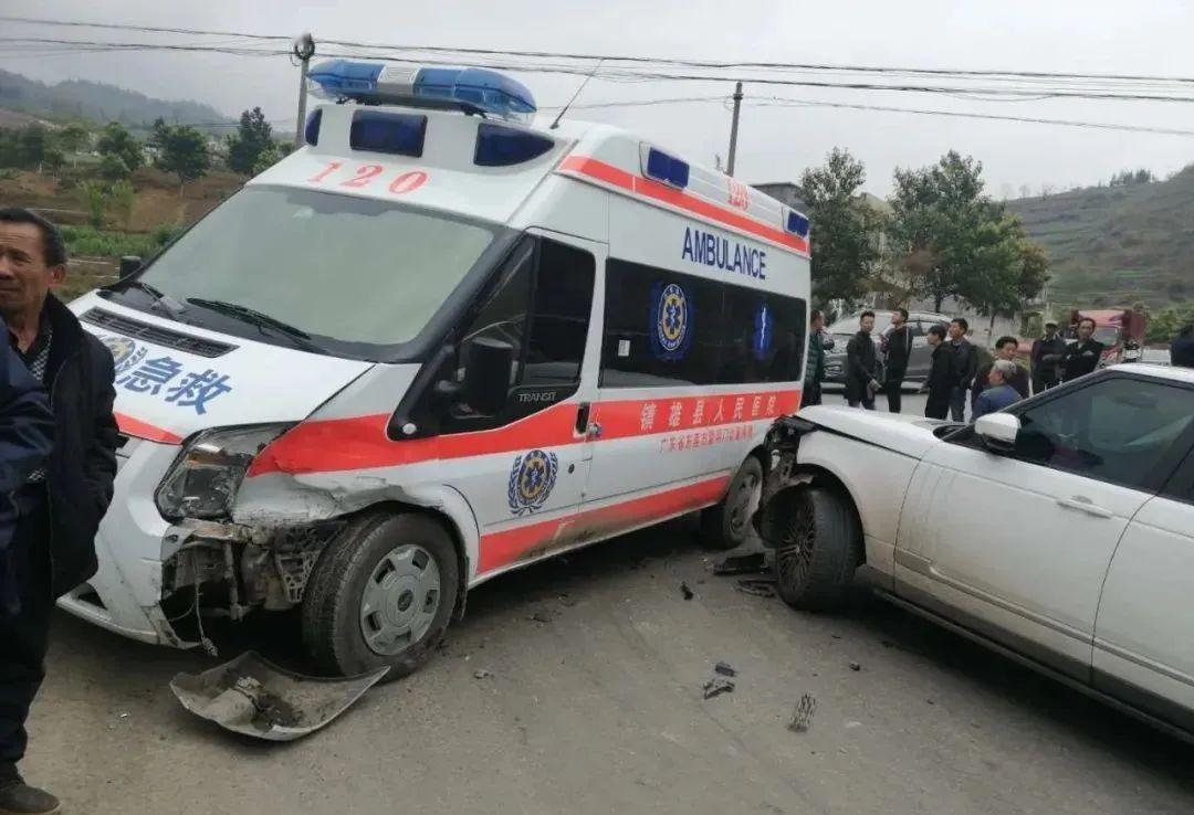 镇雄母享120急救车撞上路虎