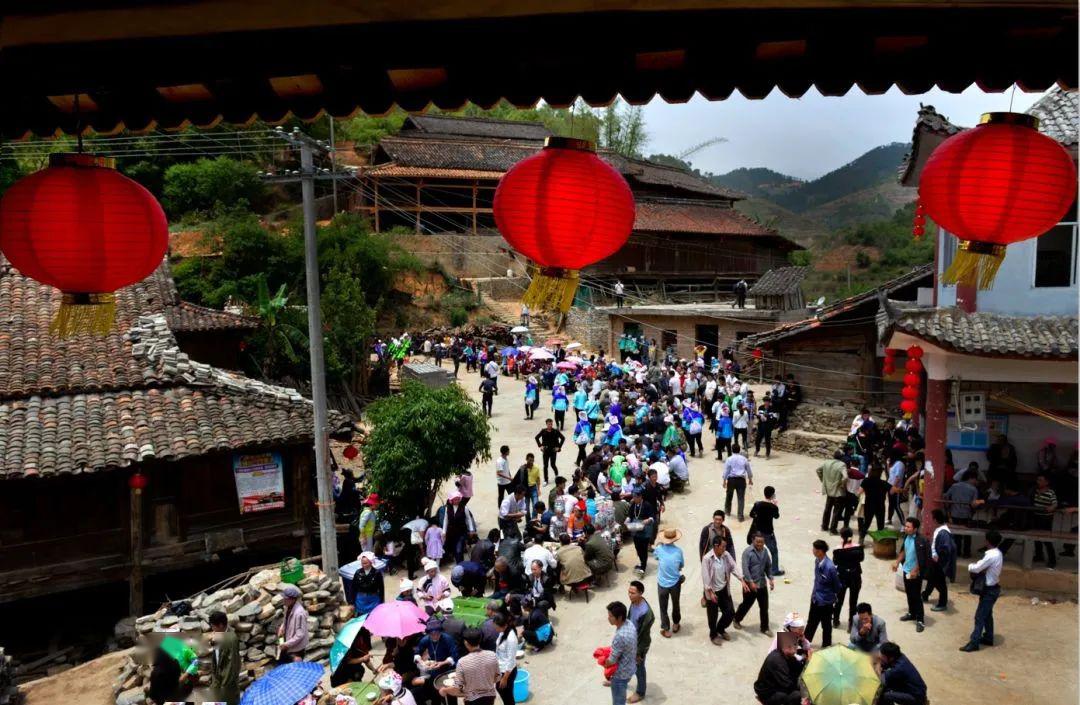 文山特色带你一起看过三月三着盛装吃糯米赶花街