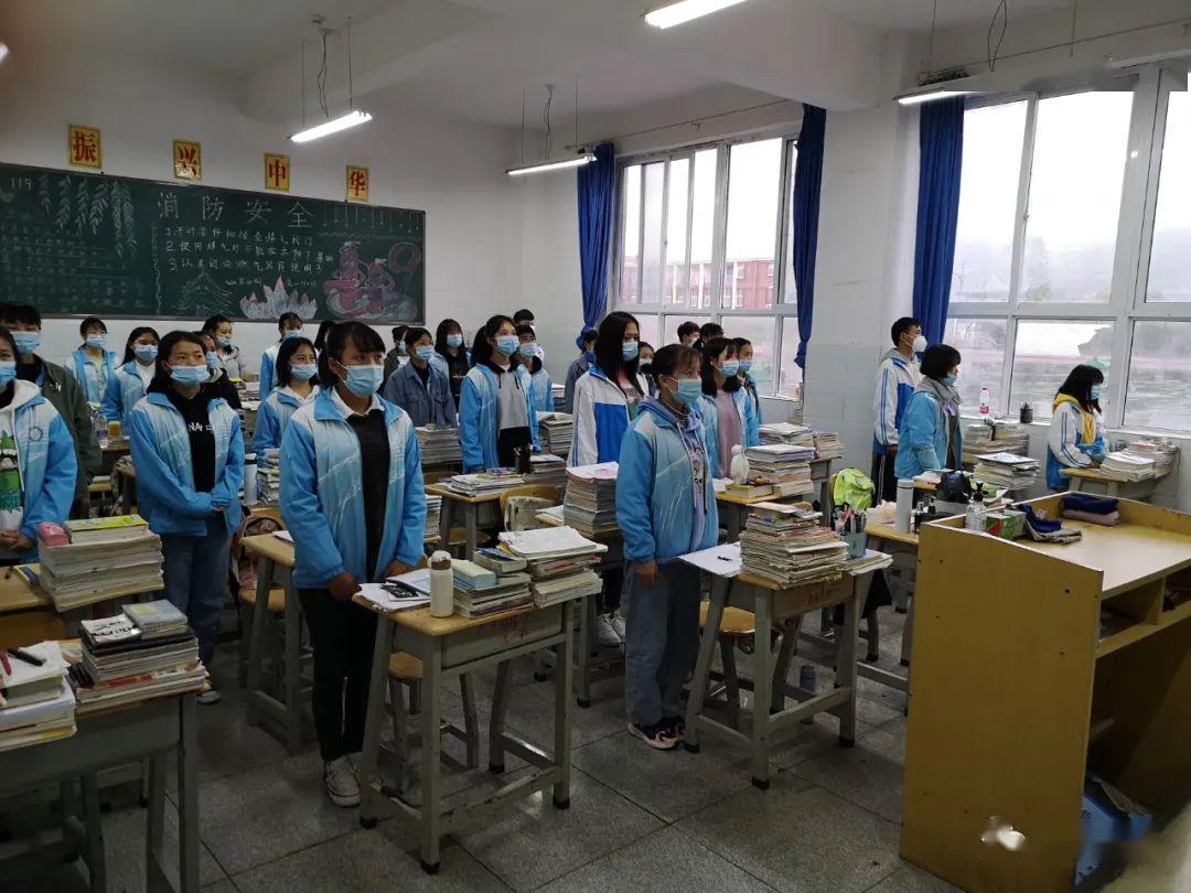 文明实践盘州九中教室里的升旗仪式