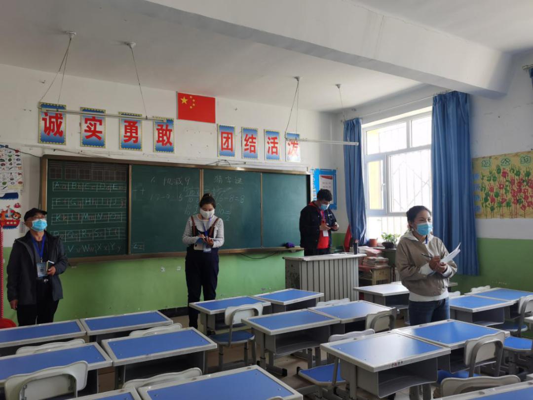 随后,全体师生一起排队放学朗诵古诗,将和静县第四中学特色放学和清明