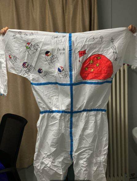 抗"疫"日记丨在校服上涂鸦的90后长大了,把爱和责任画在防护服上