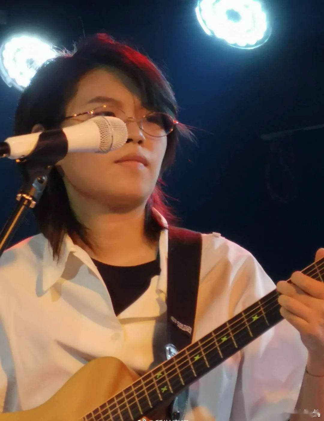 其实徐海俏的个性里还有点当下年轻人的"丧",有城市生活的因素,也有