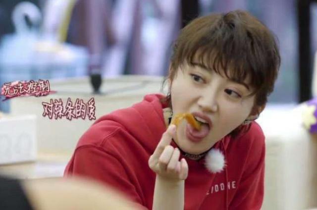 4位女星吃辣条:景甜真实,热巴帅气,杨幂惬意,赵丽颖高难度!_女明星