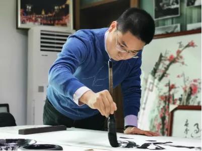 聚沙成塔万众一心记九三学社武汉书画院院长亓宏刚的抗疫之举