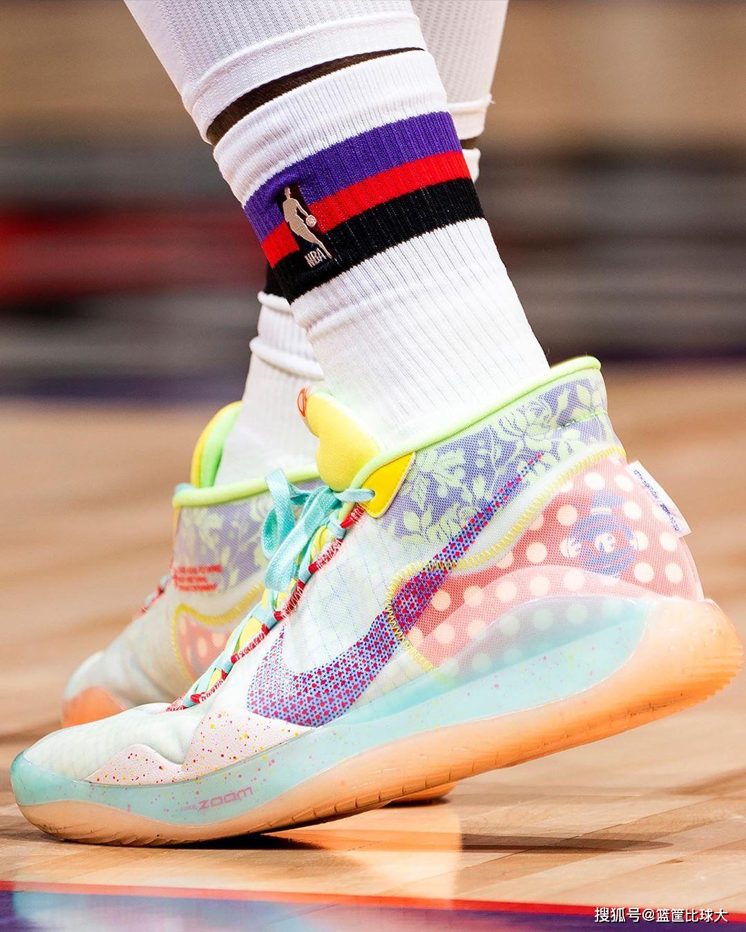 定制战靴致敬科比!西亚卡姆赛场球鞋上脚照欣赏